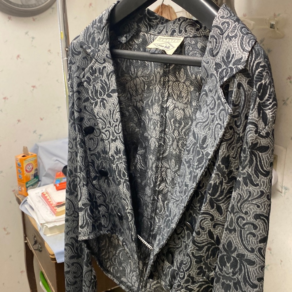 Cute little short jacket with button in front